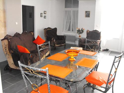 a dining room with a table and chairs at Superbe T2 Lafayette in Rochefort