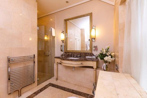 La salle de bains est pourvue d'un lavabo et d'un miroir. dans l'établissement Step House Hotel, à Borris