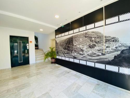 un couloir avec une grande photo sur le mur dans l'établissement VALE MAR Guest, à Ribeira Brava