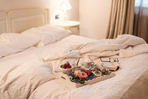 a tray of fruits and vegetables on a bed at Agriturismo Podere L'Agave in San Vincenzo