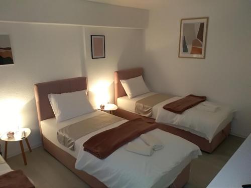 Zimmer mit 2 Betten, 2 Tischen und 2 Lampen in der Unterkunft Apartman-Stan na dan -Stolac in Stolac
