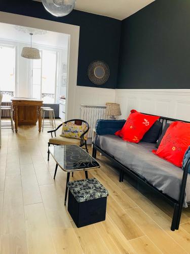 un salon avec un canapé et une table dans l'établissement SON DES MOUETTES PLAGE, à Trouville-sur-Mer