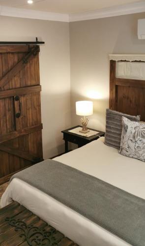 Ένα ή περισσότερα κρεβάτια σε δωμάτιο στο River Rock Lodge