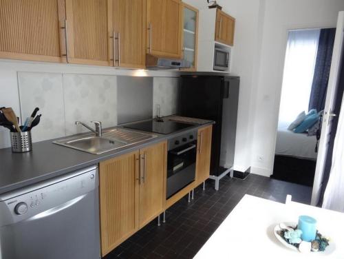 Il comprend une petite cuisine équipée d'un évier et d'un lave-vaisselle. dans l'établissement Le Petit Marais, à Isigny-sur-Mer