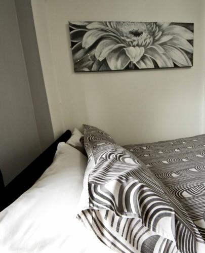 Кровать или кровати в номере Rossall House , For Families & Couples