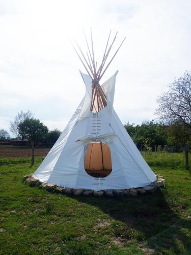 Camp Arawak Camping Sauvage à la Ferme dans un Tipi 7 places