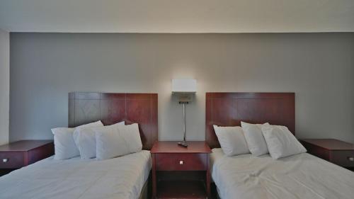 Postel nebo postele na pokoji v ubytování Maplehurst Motel