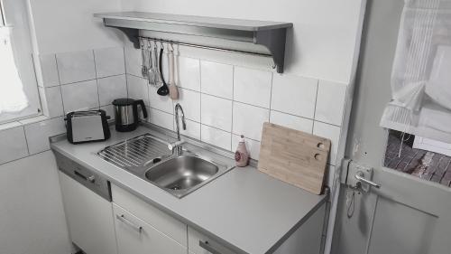 Kitchen o kitchenette sa Kleines Bauernhaus mit nostalgischem Flair