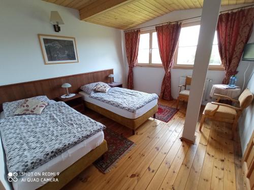 Ліжко або ліжка в номері Dwór Strzyżew