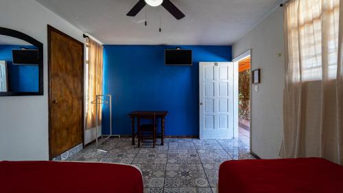Una televisión o centro de entretenimiento en Hotel Posada Bugambilias
