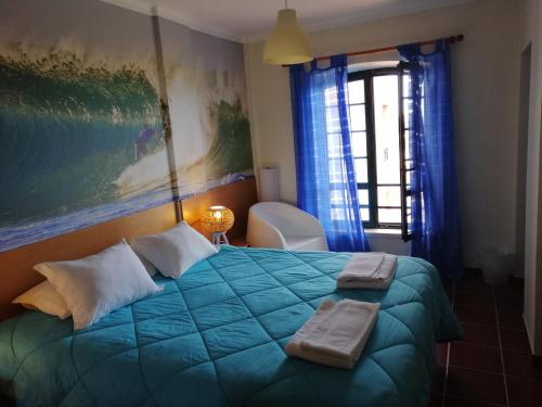 Postel nebo postele na pokoji v ubytování Supertubos Beach Hostel