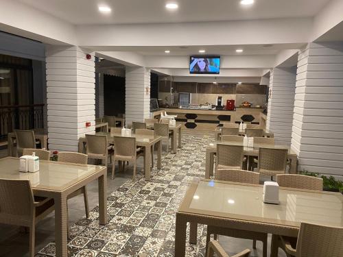 Reštaurácia alebo iné gastronomické zariadenie v ubytovaní MİYAS LUXURY HOTEL