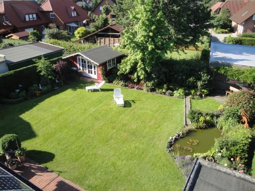 an aerial view of a yard with a lawnitures at Enks Home Bed & Breakfast in Bakum