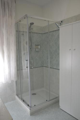 y baño con ducha y puerta de cristal. en I Colori della Sicilia, en Valderice