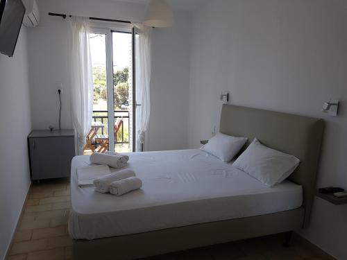 Hotel Elafonisos tesisinde bir odada yatak veya yataklar