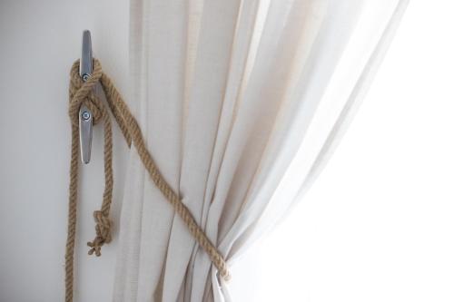 a piece of rope tied to a curtain at Captain's Suite in Neusiedl am See