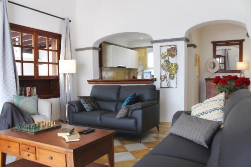 uma sala de estar com um sofá e uma mesa em Villa Karoline em Playa Blanca