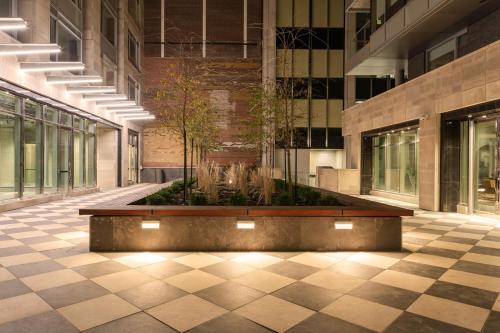 a building with a fountain in the middle of a courtyard at reStays Ottawa in Ottawa