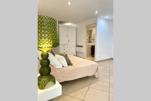 - une chambre avec un lit et une lampe dans l'établissement Appartement avec jardin -alentours Ajaccio centre, à Alata