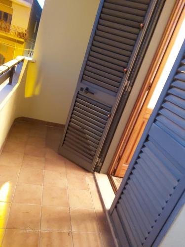 a door in a room with a tile floor at Pensiero di mare in Taurisano