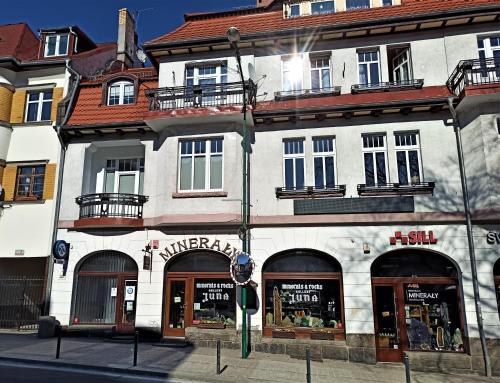 een gebouw op de hoek van een straat met winkels bij Szklarska Centrum in Szklarska Poręba