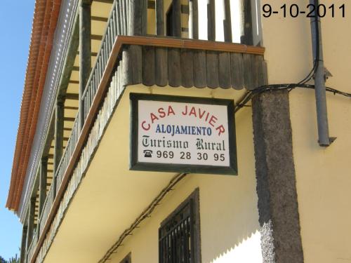 a sign on the side of a building at Apartamento EL BALCON in Cuenca