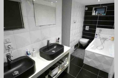 Ένα μπάνιο στο Loft du Jericho avec JACUZZI privatif