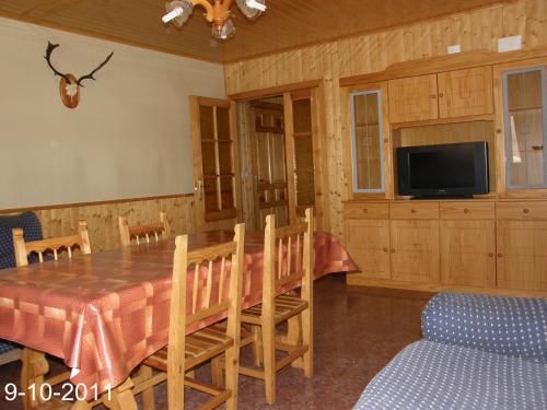 a dining room with a table and a tv at Apartamento EL BALCON in Cuenca