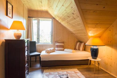 מיטה או מיטות בחדר ב-Holiday Home- Mountain Lodge Gorjuše Pokljuka Bohinj