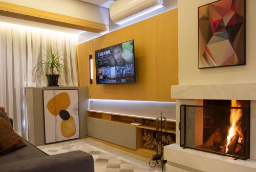 Una televisión o centro de entretenimiento en Incrível apartamento no Centro de Gramado