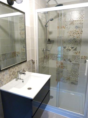 Ένα μπάνιο στο Chambres d'Hôtes La Fougeraie