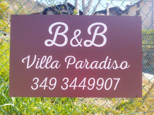 B&b Villa Paradiso في ميتزانا: علامة على سياج يقول bilizona palacio