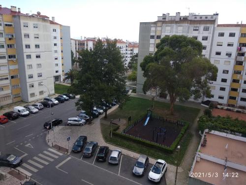an aerial view of a parking lot in a city at Quartos Cesário Verde Massamá in Queluz