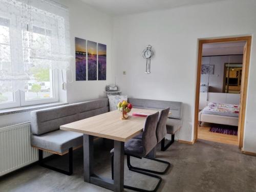 a dining room with a wooden table and chairs at Ferienwohnung Gerersdorf in Gerersdorf bei Güssing
