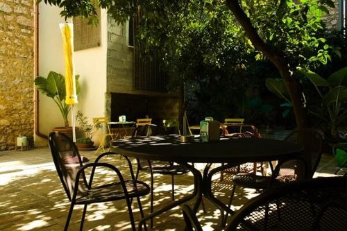 an outdoor table and chairs with a table and chairs at B&B MAMAOH in Fondi