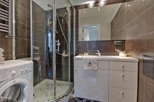 ソポトにあるImperial Apartments - Haffner Luxのバスルーム(洗濯機、シンク付)