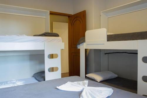 מיטה או מיטות קומותיים בחדר ב-Incrível apartamento no Centro de Gramado