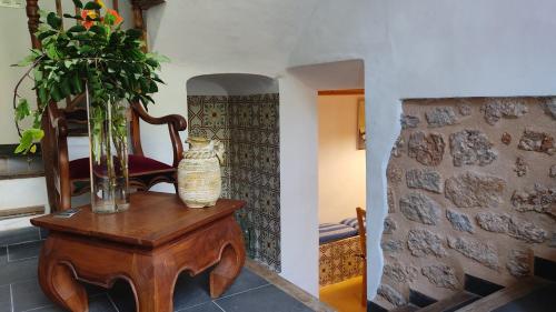 a vase on a wooden table with a vase on it at Ca Na Menga in Sóller