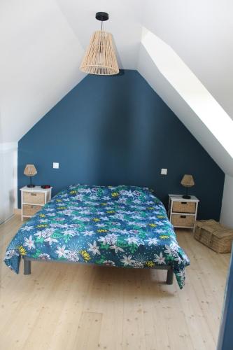 1 dormitorio con 1 cama con pared azul en Maison Belle-Ile en Mer, en Bangor