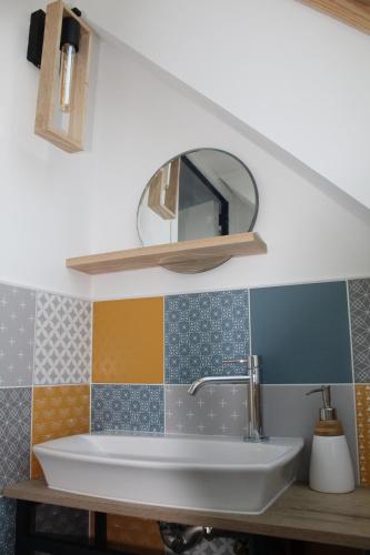 班戈的住宿－Maison Belle-Ile en Mer，一间带水槽和镜子的浴室