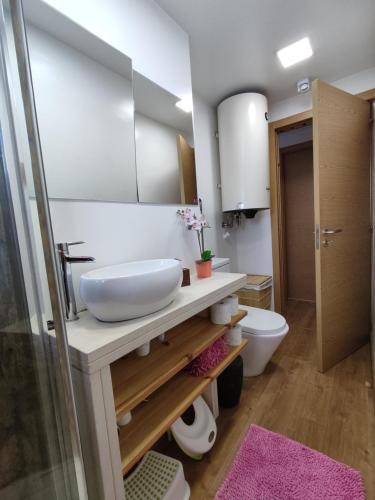 La salle de bains est pourvue d'un lavabo et de toilettes. dans l'établissement Best house airport lisbon, à Lisbonne