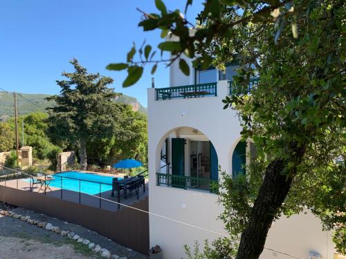 Bazén v ubytování Villa Pyrgos nebo v jeho okolí
