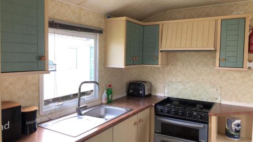 Η κουζίνα ή μικρή κουζίνα στο Esmeralda's Caravan Hire Mablethorpe