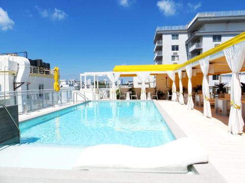 ein Pool auf dem Dach eines Gebäudes in der Unterkunft Leslie Hotel Ocean Drive in Miami Beach