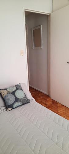 Un dormitorio con una gran cama blanca en una habitación. en Hermoso departamento con excelente ubicación, en Buenos Aires