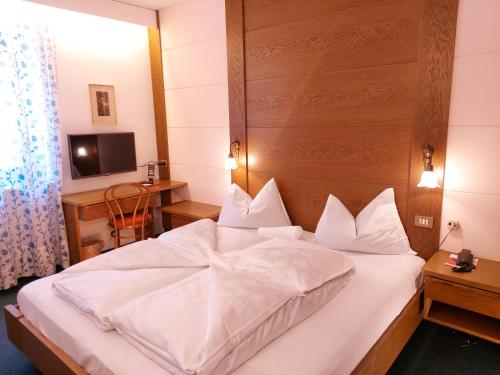 Postel nebo postele na pokoji v ubytování Hotel Schuster