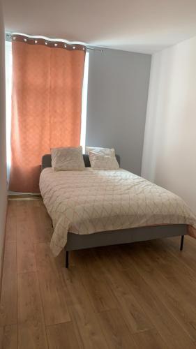 Posteľ alebo postele v izbe v ubytovaní Appartement chaleureux