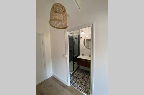 une salle de bain avec un miroir et un lavabo dans l'établissement Ajaccio magnifique T2 neuf 40m2 avec balcon au Trottel 4 couchages wifi Clim parking plage à pieds 100m, à Ajaccio