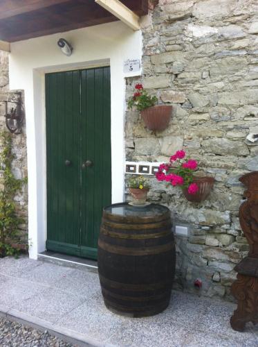 a green door and a barrel in front of a building at Villa Gioia in Acqui Terme