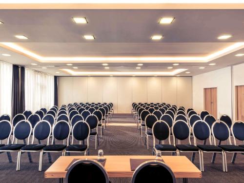 an empty room with chairs and tables in it at Mercure Hotel Bielefeld Johannisberg in Bielefeld